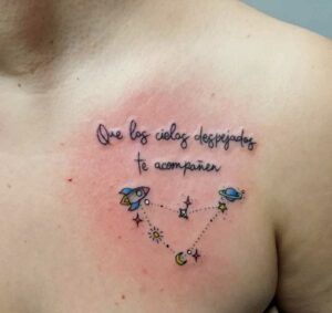 tatuaje de una galaxia con lettering