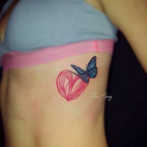 tatuaje de un corazón rosa y una mariposa azul estilo realista