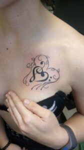 tatuaje nota musical estilo minimalista y con líneas finas