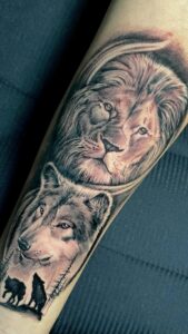 tatuaje realismo león y lobo