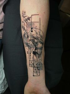 tatuajes geometrizados lineas finas en antebrazo