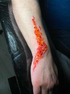 tatuajes bolas de fuego en la muñeca
