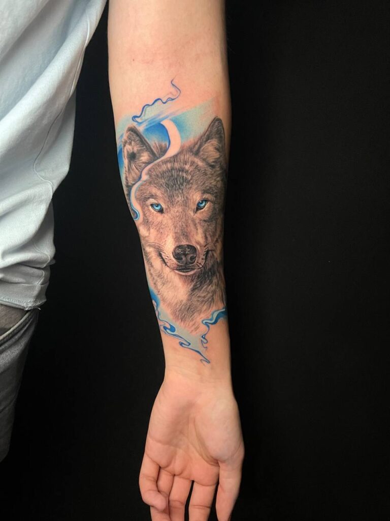 tatuaje lobo estilo realismo a color