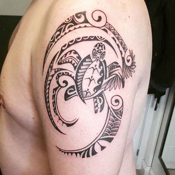 tatuajes mayas tipo maori en el brazo