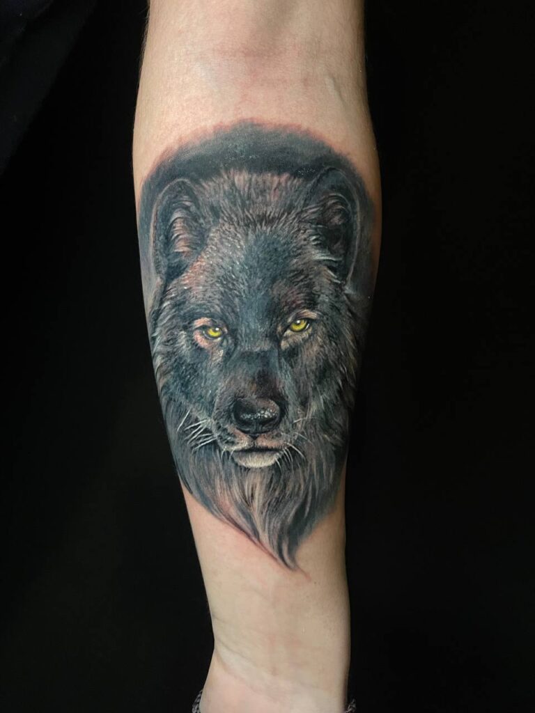 tatuaje lobo estilo realismo