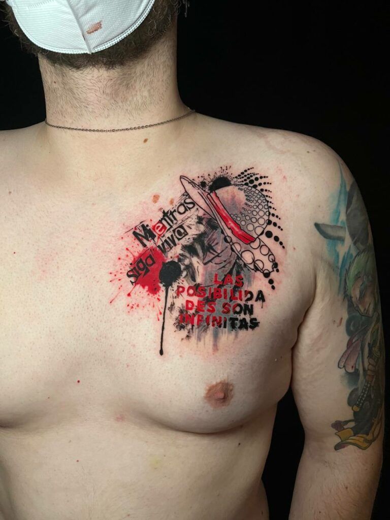 tatuaje estilo trash polka en el pecho