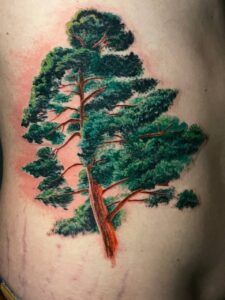tatuaje estilo realismo arbol