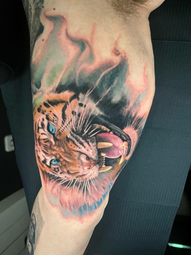tatuaje tigre de estilo realismo a color