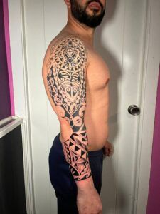 tatuaje maorí en el brazo