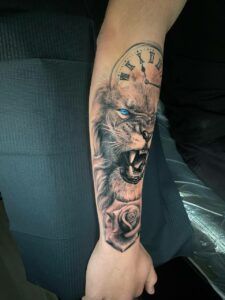 tatuaje león estilo realista a color