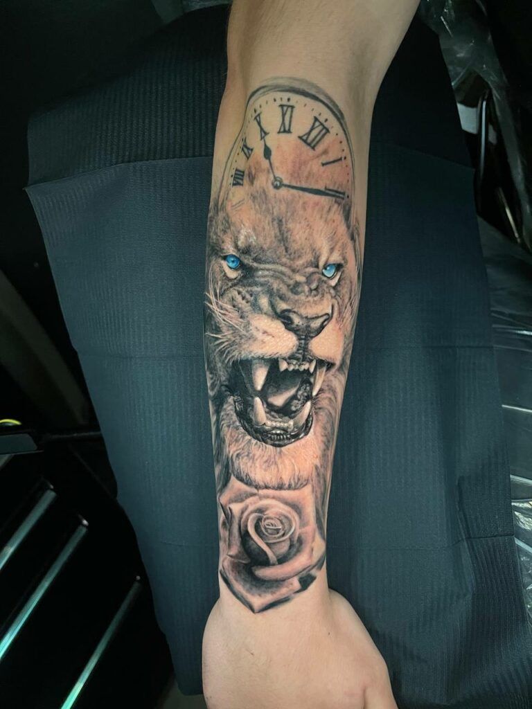 tatuaje león estilo realista a color