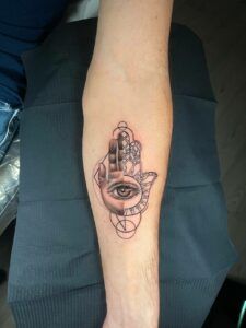 tatuaje Mano de Fatima linea fina