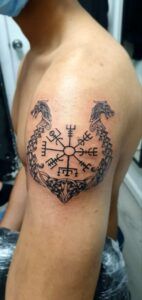 Tatuajes vikingos en hombro