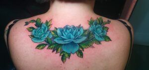 Tatuajes de flores cover up en espalda
