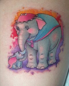 tatuaje watercolor tipo acuarela dumbo tatuajes