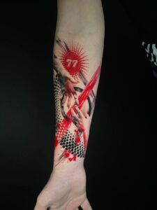 trash polka tattoo en antebrazo