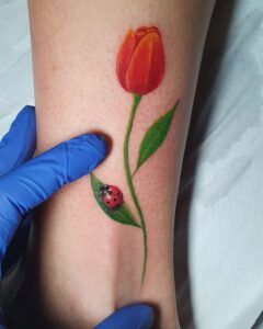 tatuaje realismo a color tulipán