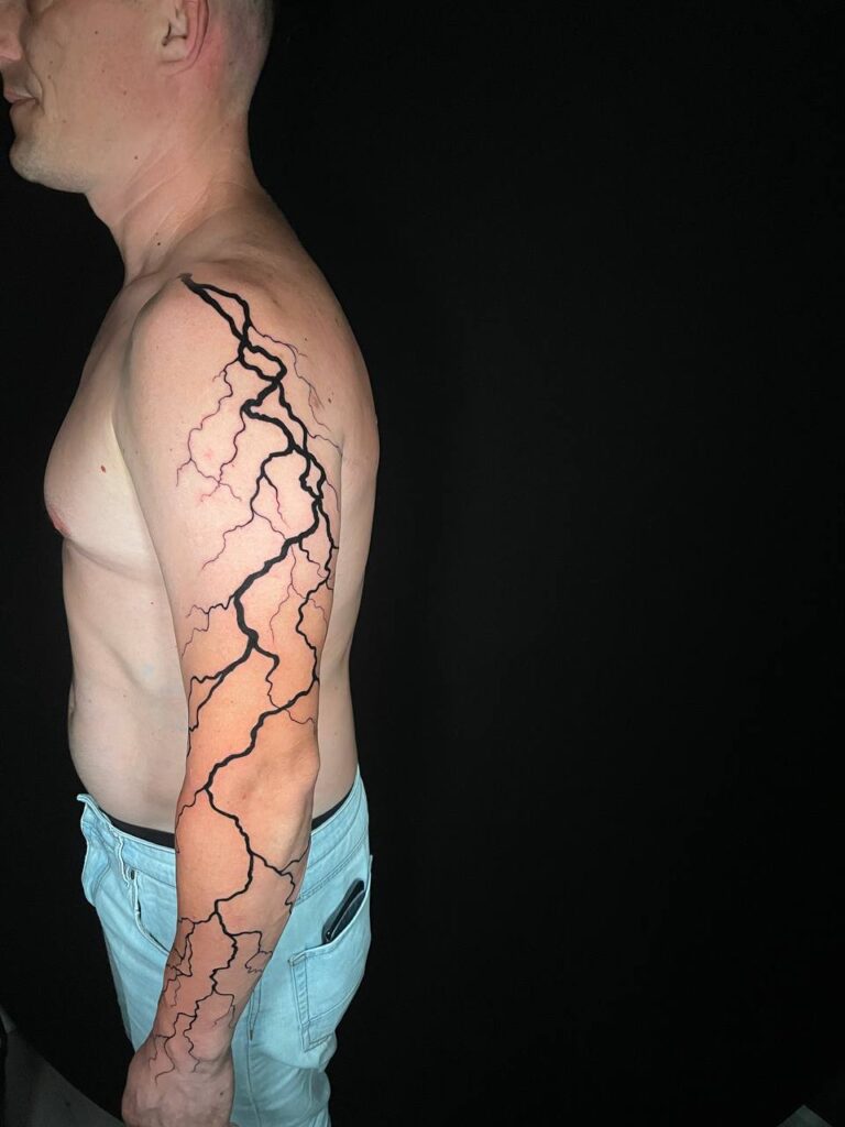 tatuaje de rayos en todo el brazo