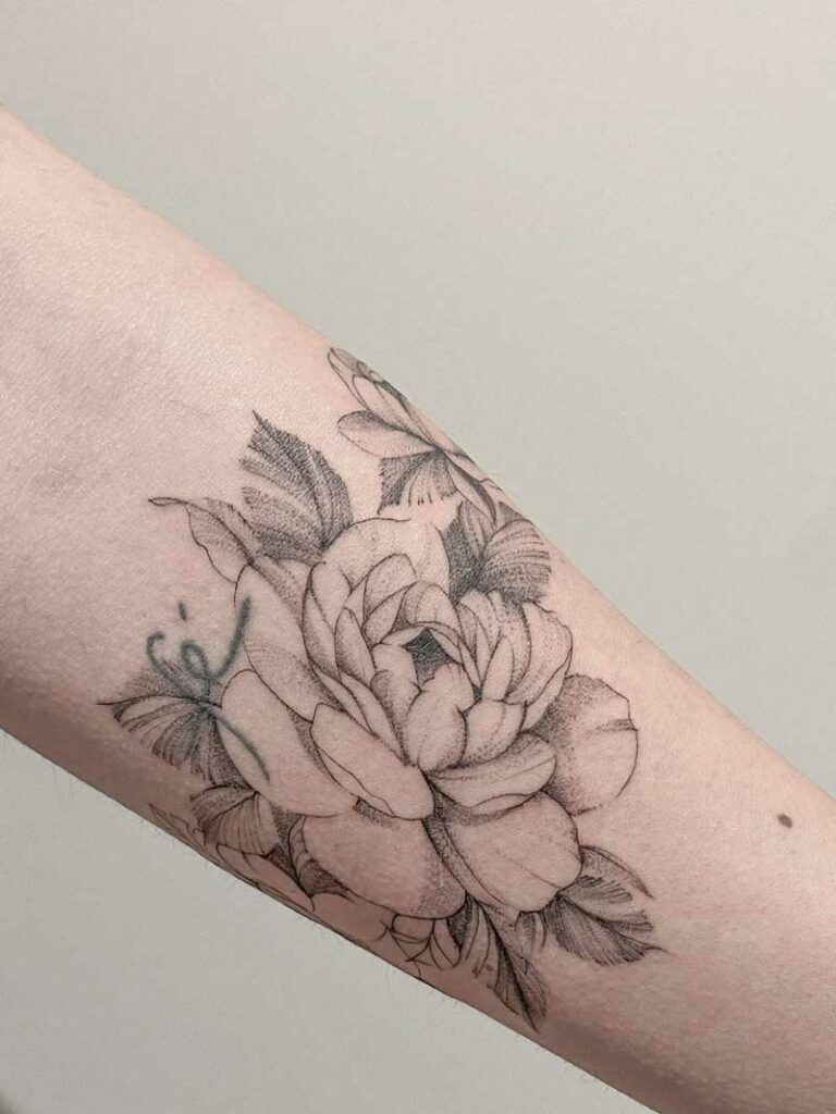 tatuaje de flores clavel realizado en líneas finas