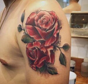 tatuajes de unas rosas rojas en el hombre de estilo realista