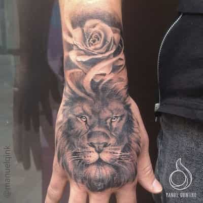 Tatuaje en mano para hombre