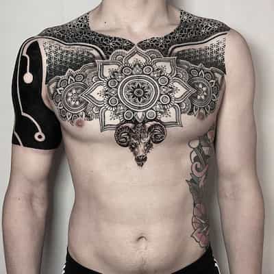 Tatuaje pecho para hombre