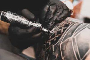 tatuador realizando tatuaje