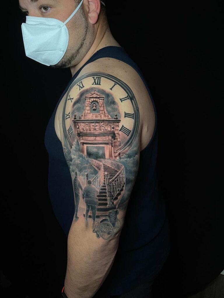 tatuaje de un reloj y una escalera al cielo de estilo realista