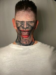 tatuaje del joker en el cuello estilo realista