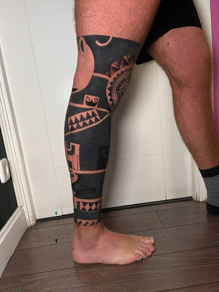 tatuajes mayas blackwork en pierna