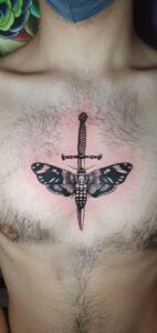 tatuaje flash en el pecho