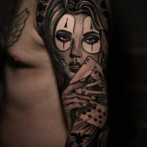 tatuaje realismo mujer con cartas