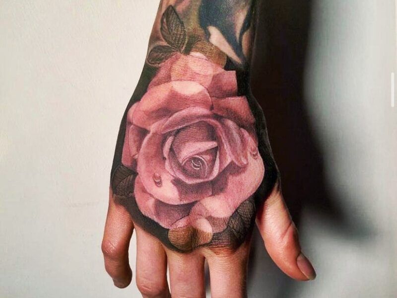 tatuaje de una flor en la mano