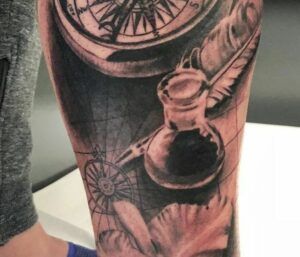 tatuaje en negro pluma