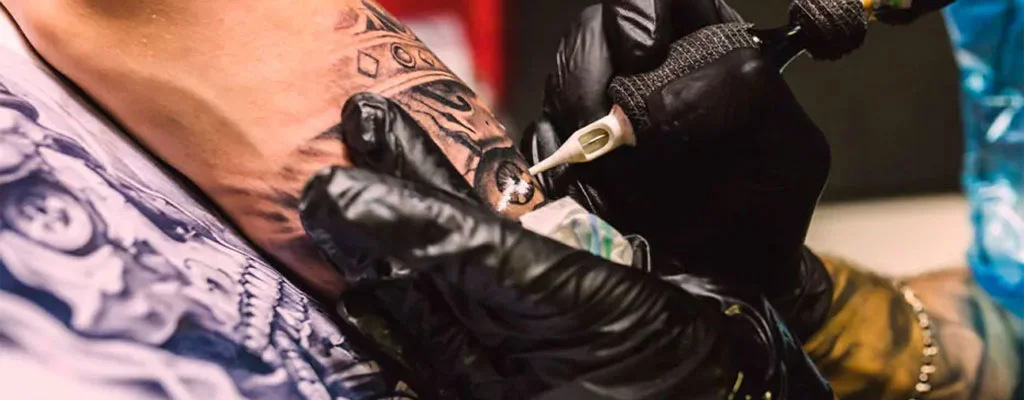 tatuador realizando un tatuaje