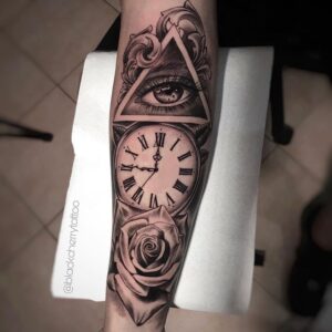 tatuaje de reloj en el antebrazo