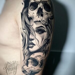 tatuaje de un rostro con caravelas de estilo realismo en el brazo