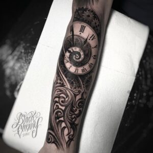 tatuaje reloj en el antebrazo