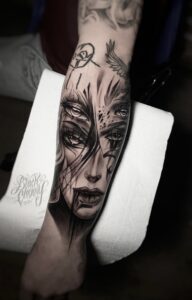 tatuaje rostro estilo realismo en el antebrazo