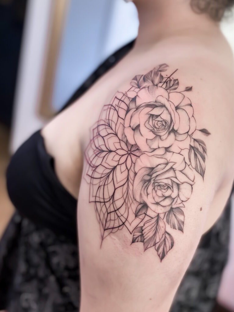 Tatuajes linea fina flores en el hombro
