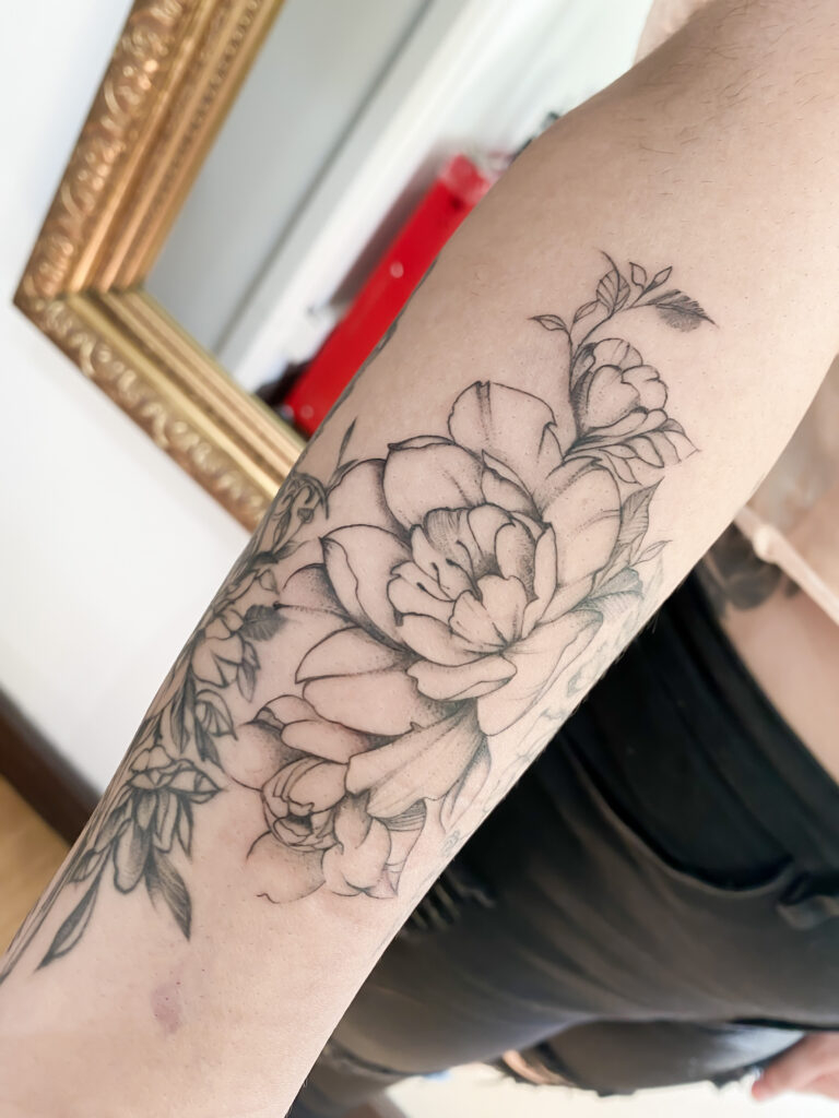 Tatuaje flores linea fina