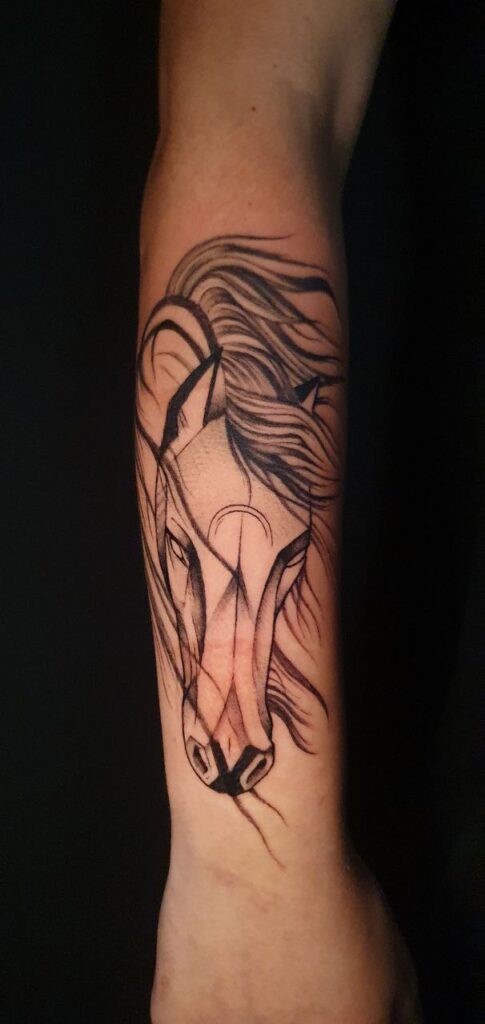 tatuaje minimalista de caballo