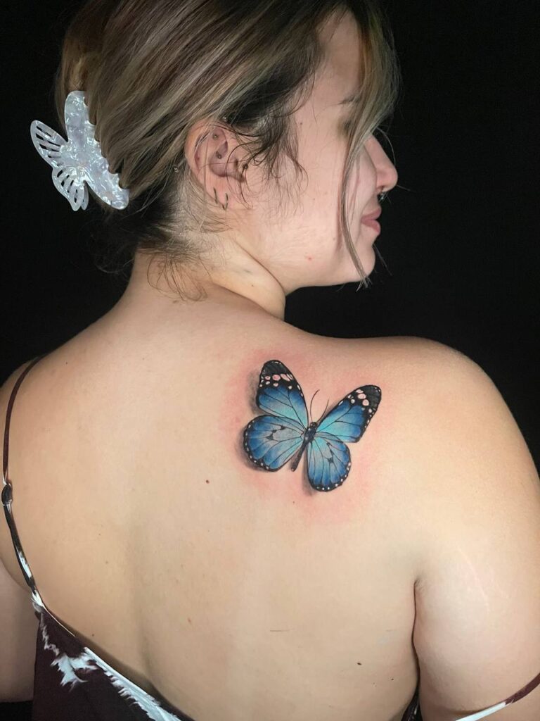 tatuaje Mariposa realista en la espalda