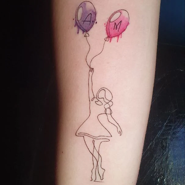 tatuaje fineline mujer con globos