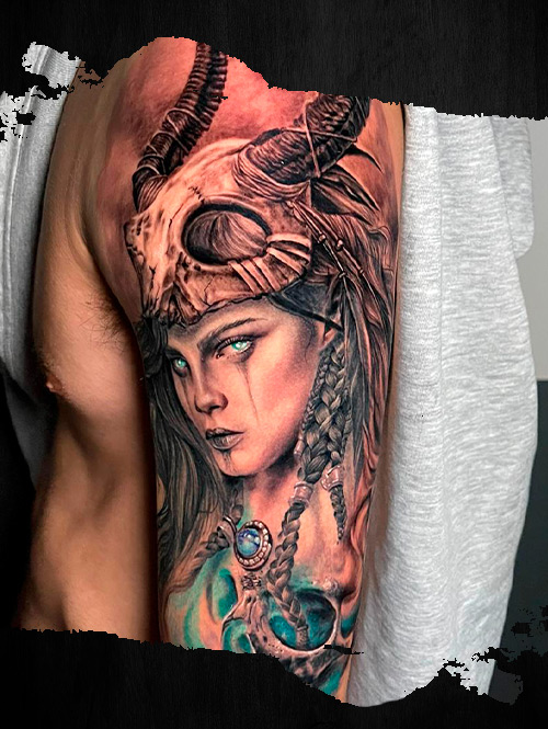 Tatuaje mujer retrato realista en el brazo