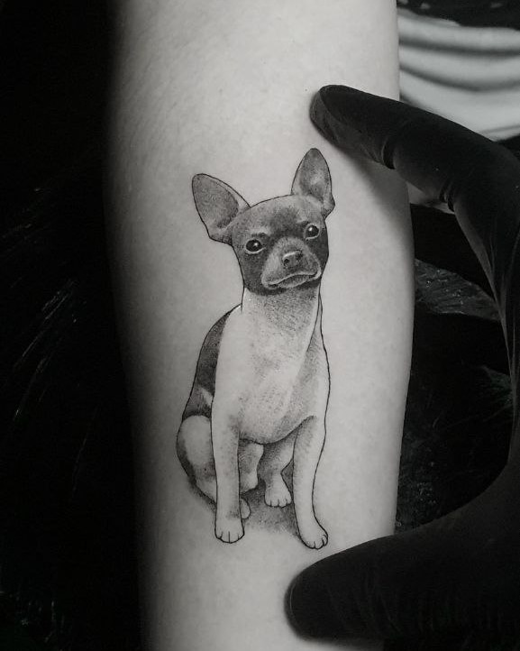 Ideas de tatuajes minimalistas que están de moda, Tatuaje de un perro pequeño
