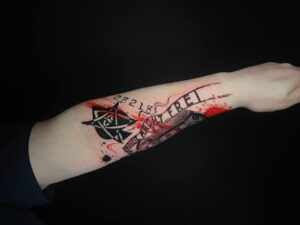 tatuaje estilo trash polka en el antebrazo