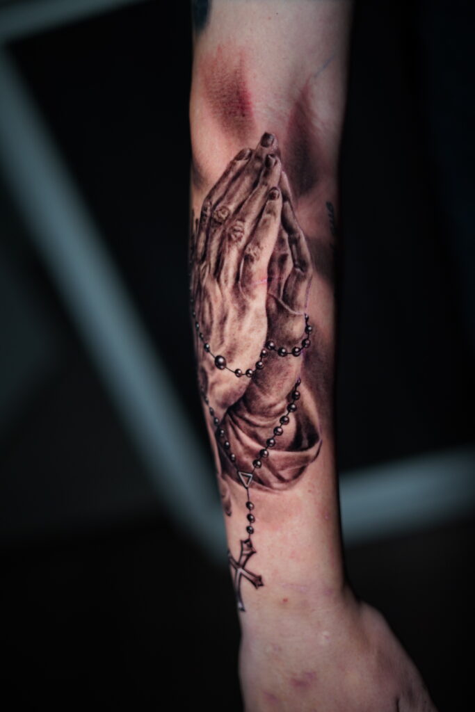 tatuaje realismo manos rezando