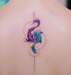 tatuajes water color juego de peces en la espalda minimalista