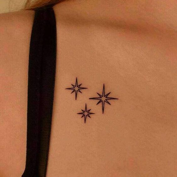 Tatuaje Estrellas Minimalistas Circe Tattoo 